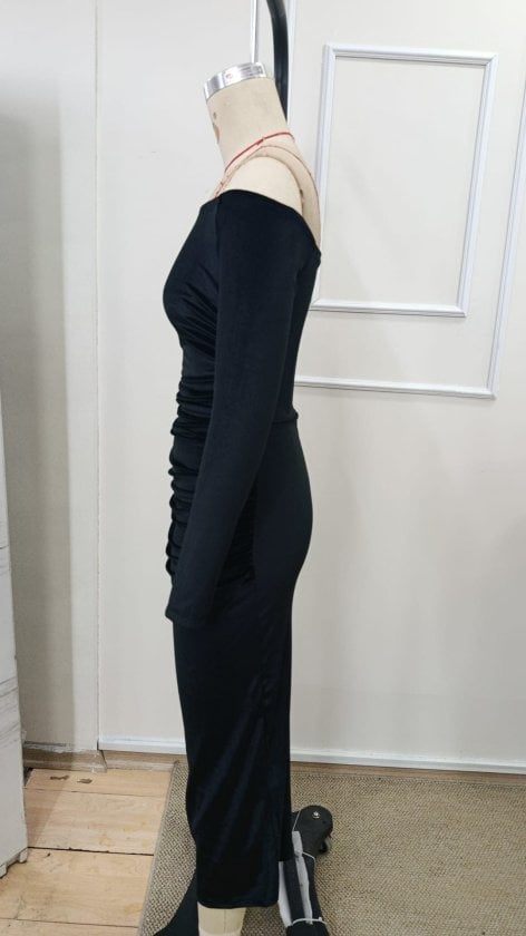 Women's Long-Sleeved Off-Shoulder Velvet Midi Dress in Black - Janes - by Peralane - photo 6