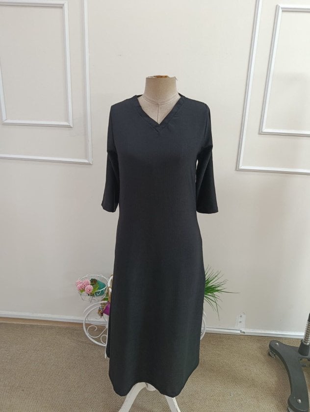 Women's V-Neck Short-Sleeve Midi Dress in Black - Janes - by Peralane - photo 4