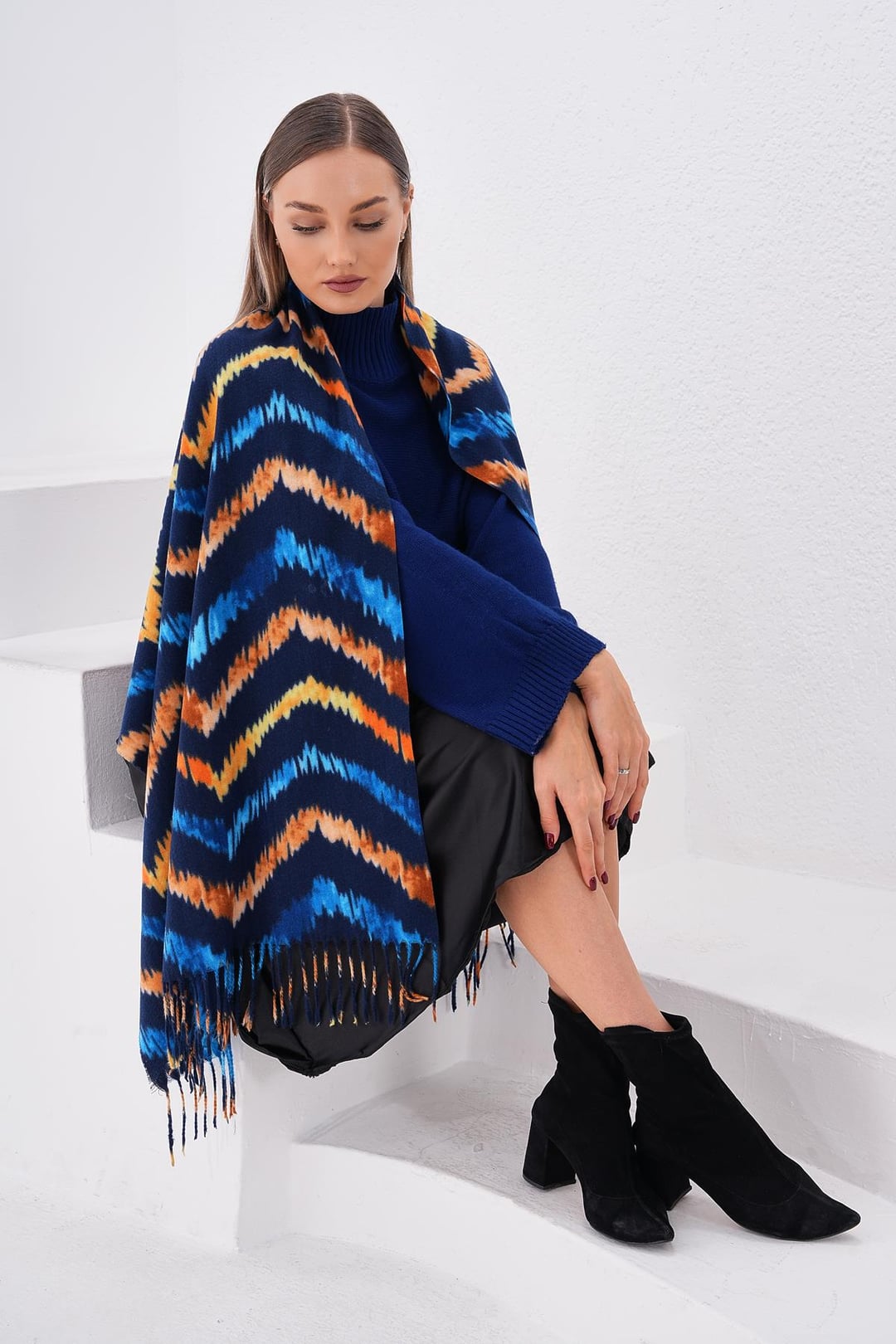 Navy Blue Zig-Zag Patterned Fringed Thick Shawl - Nesvay - by Peralane - photo 5
