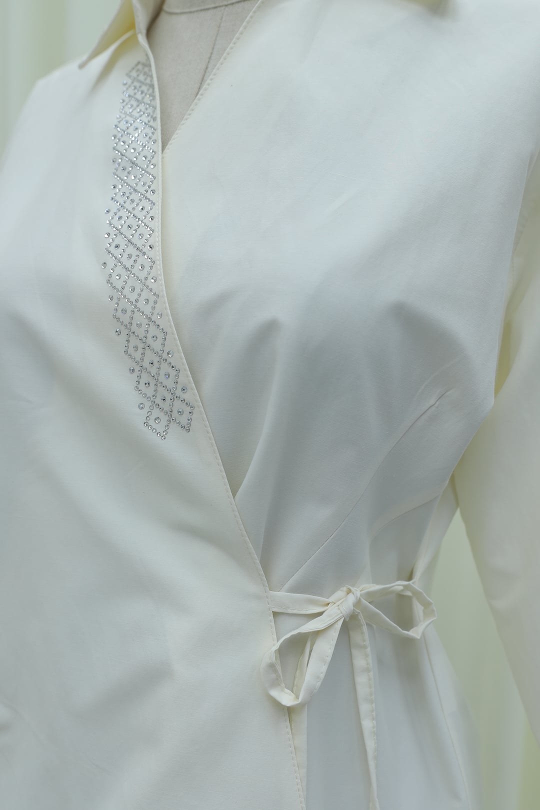 Side-Tie Stone-Detailed Wrap Collar Poplin Blouse - Cream - Podyumplus - by Peralane - photo 7