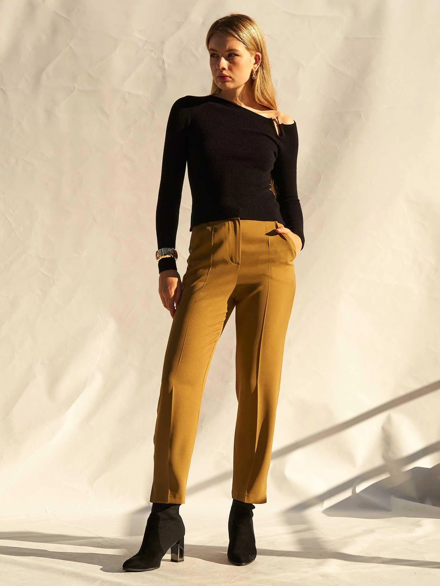 High Waist Slit Detail Carrot Trousers - Lefon - by Peralane - photo 2