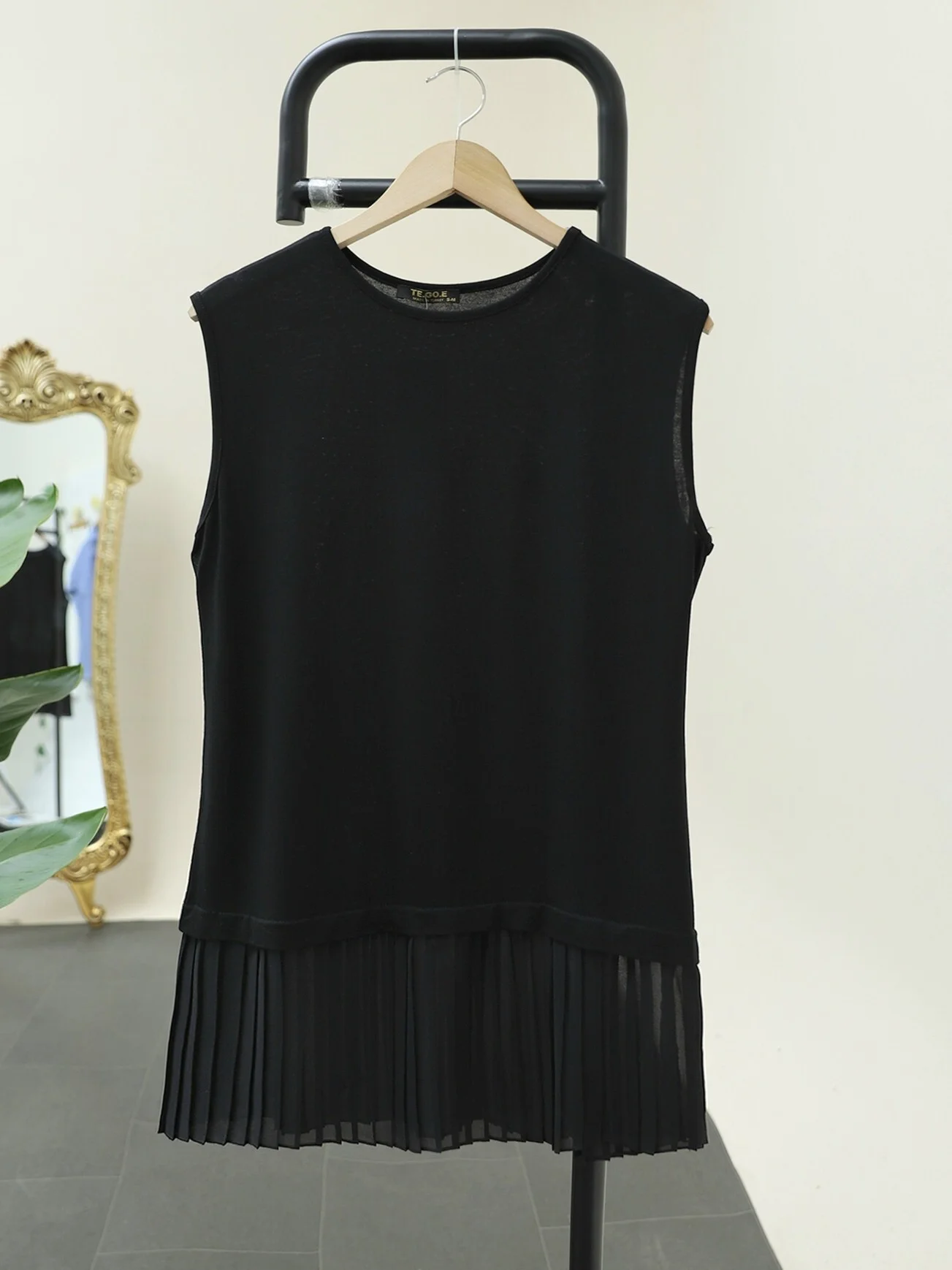 Black Sleeveless T-Shirt with Pleated Chiffon Hem - Podyumplus - by Peralane - photo 2