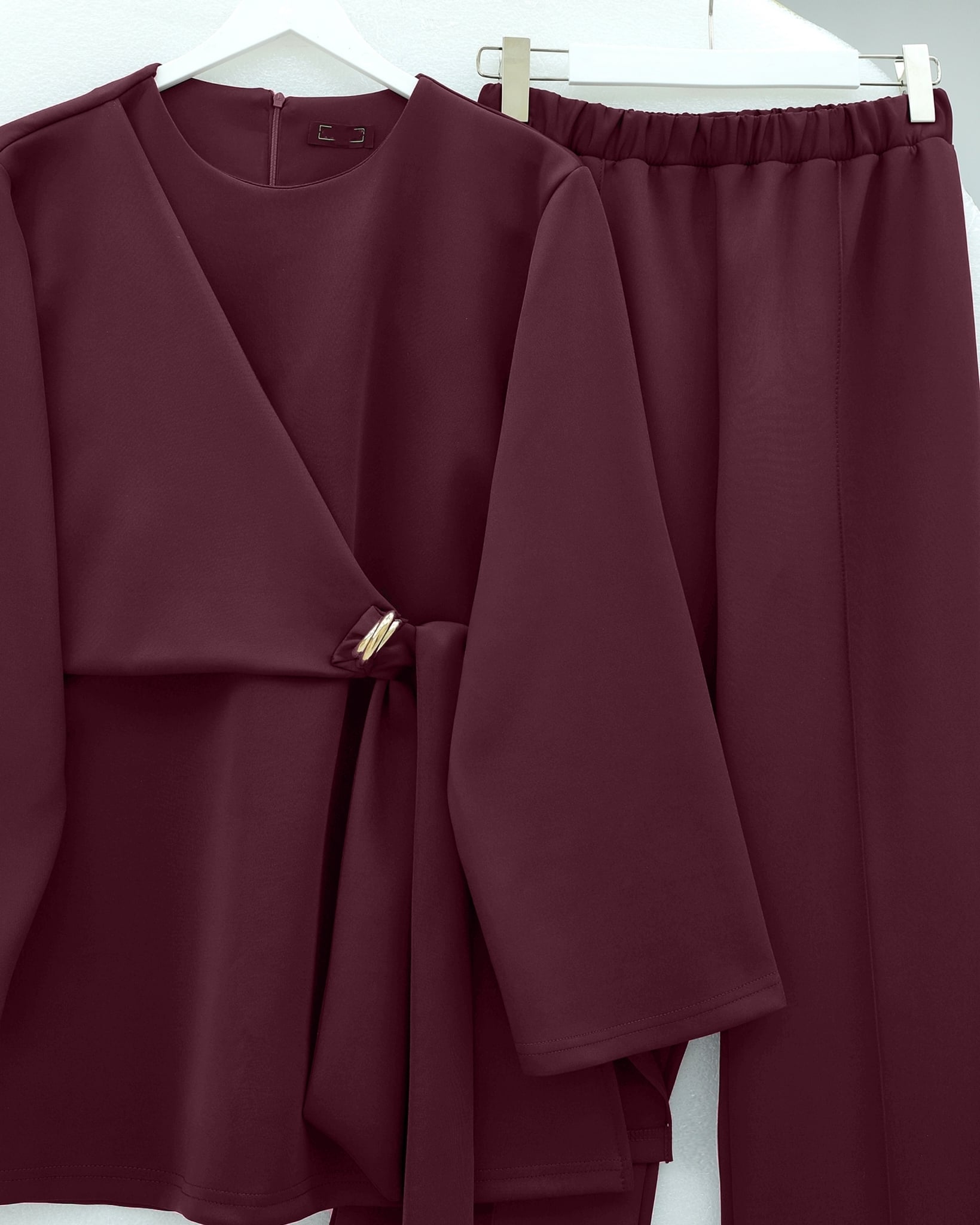 Burgundy Scuba Two-Piece Set with Buckle Cross-Tie Top and Slit Trousers - Podyumplus - by Peralane - photo 2