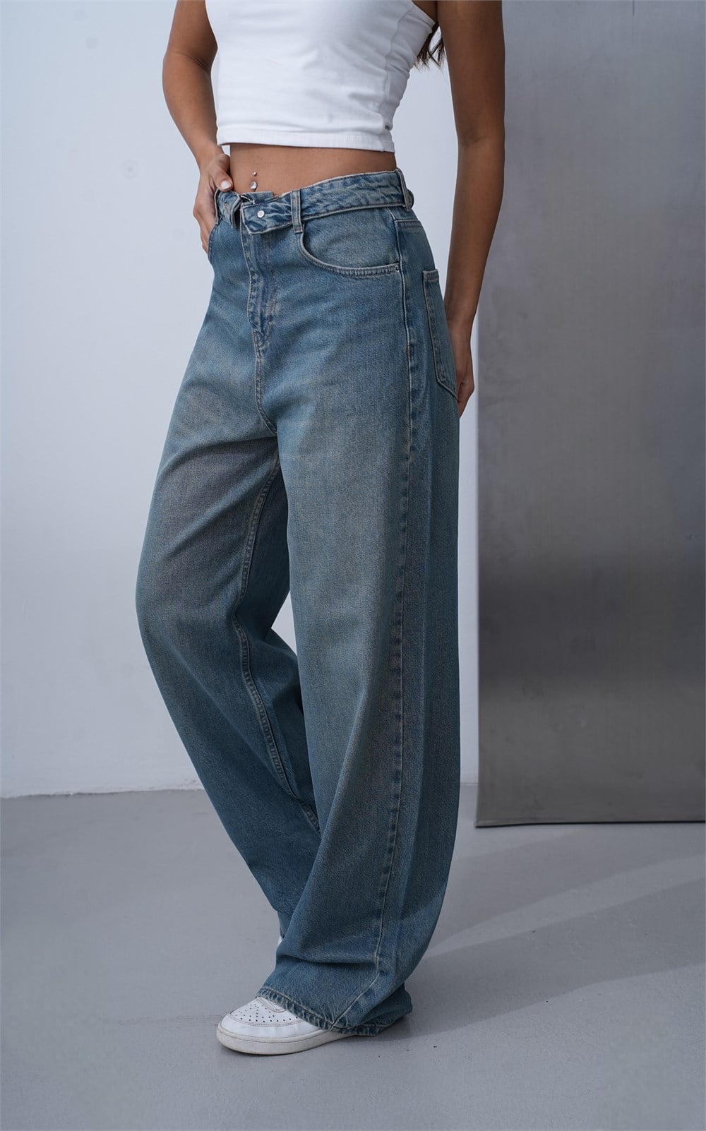 High Waist Wide Leg Green Tint Jeans with Belt and Drawstring Details - Lacarino Jeans - by Peralane