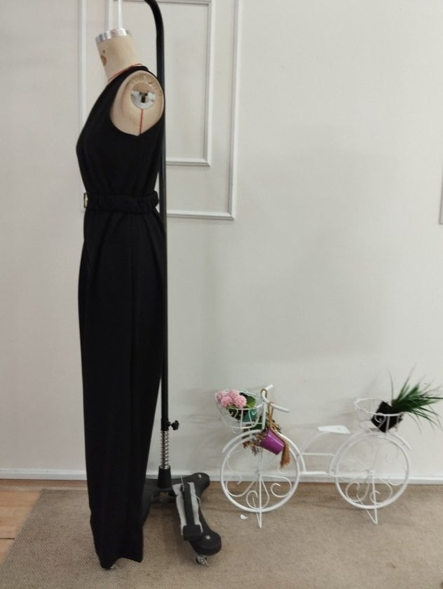 Women's Sleeveless Wrap-Neck Long Crepe Jumpsuit with Belt Detail - Janes - by Peralane - photo 6