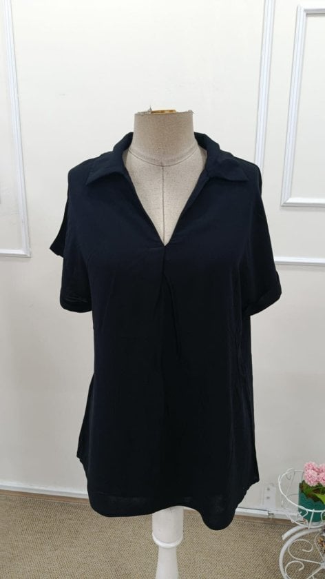 Women's Short-Sleeved V-Neck Collared Woven Viscose Blouse in Black - Janes - by Peralane - photo 4