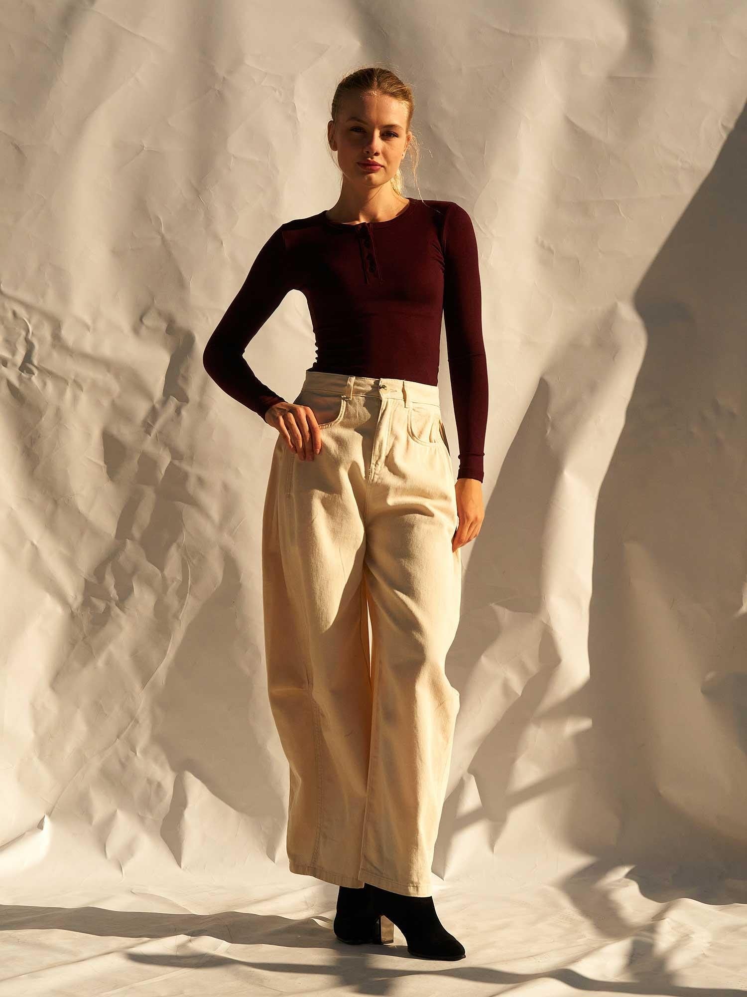 Burgundy Long-Sleeve Henley T-Shirt and Cream Wide-Leg Trousers Set - Lefon - by Peralane - photo 4