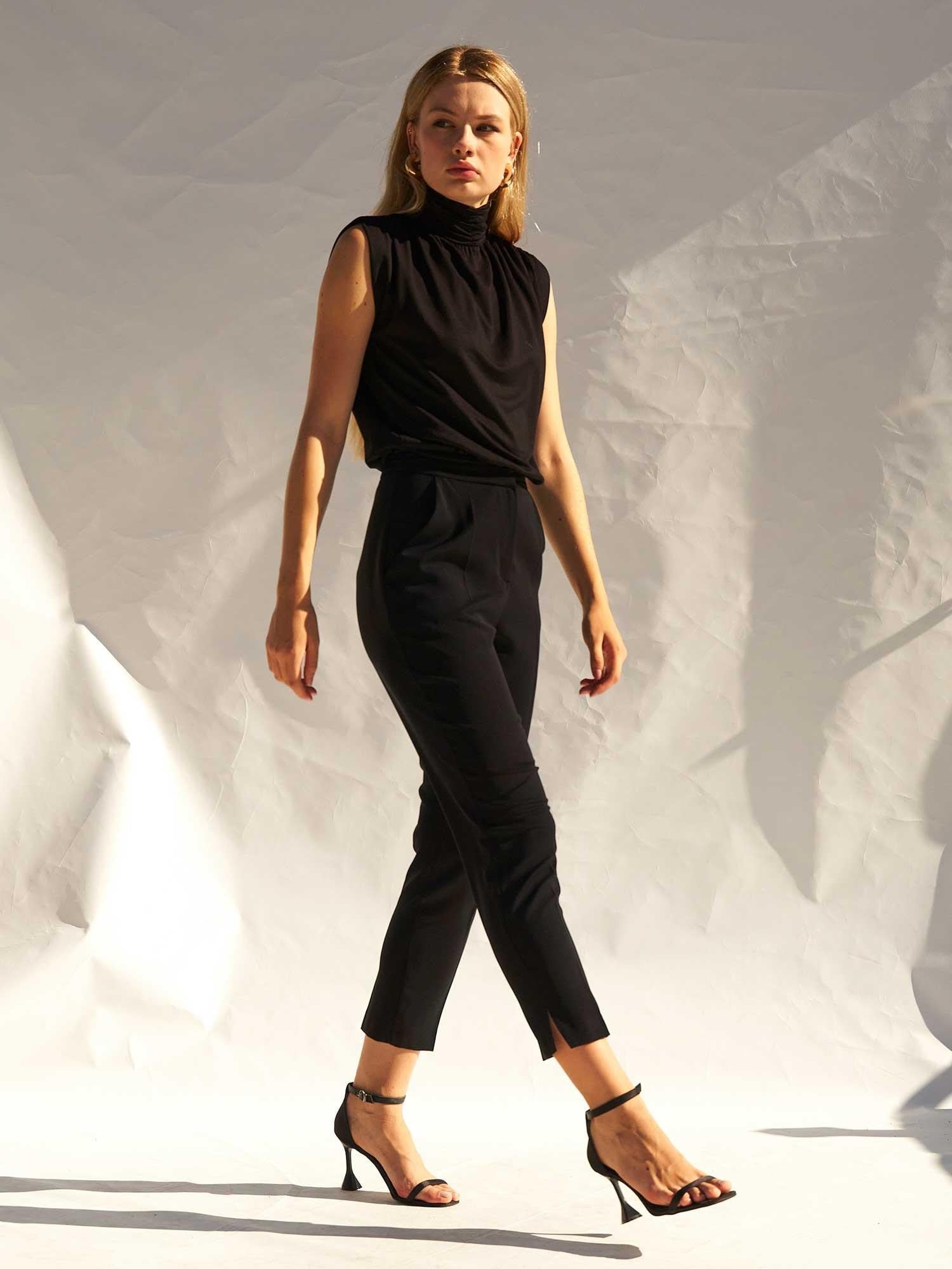 High-Waist Slit Detail Carrot Trousers - Black - Lefon - by Peralane - photo 2