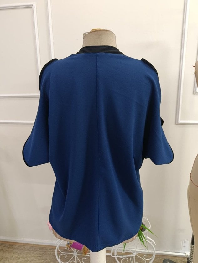 Women's Short-Sleeve V-Neck Crepe Blouse with Shoulder Cut-Outs - Janes - by Peralane - photo 5
