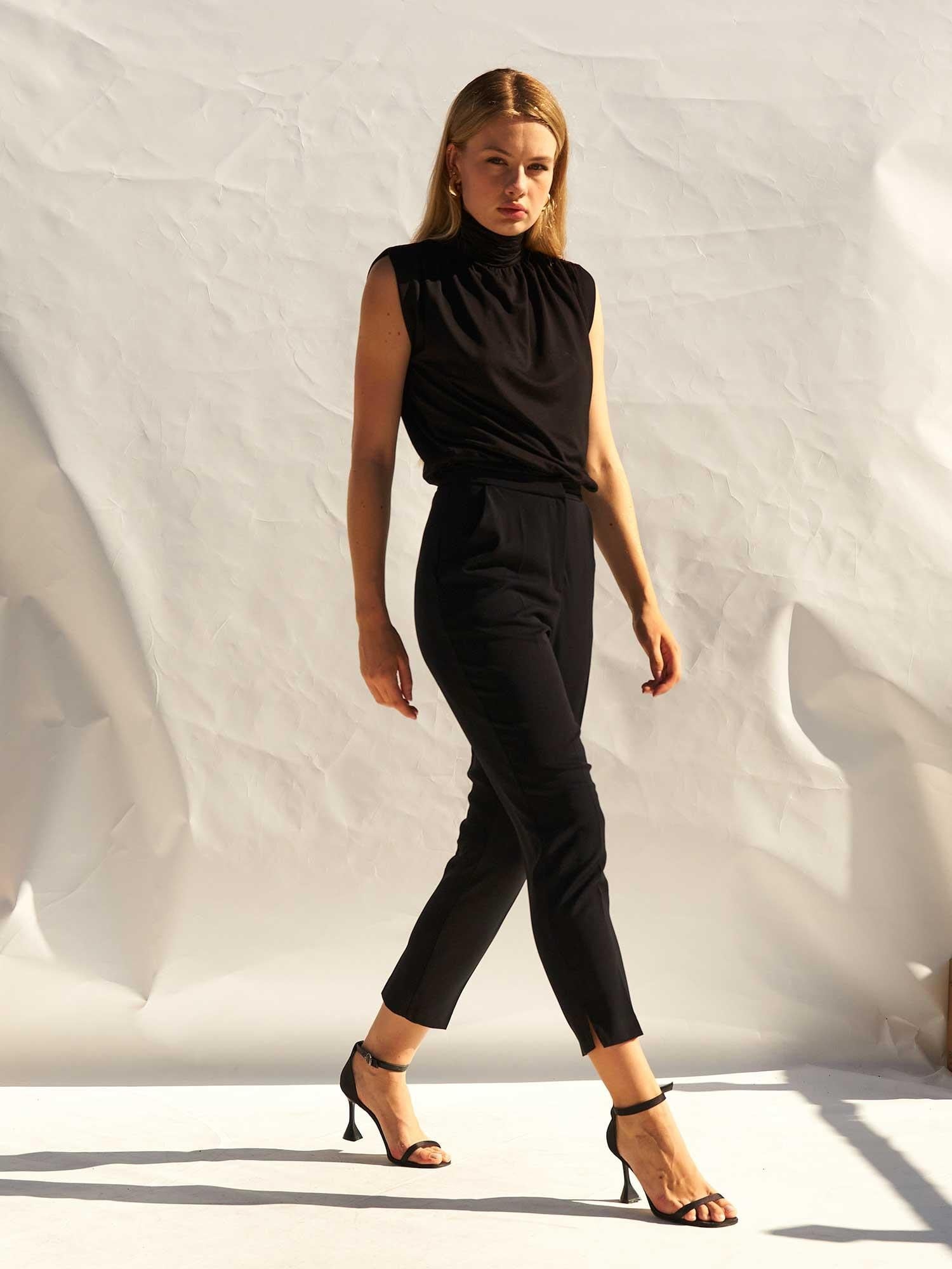 High-Waist Slit Detail Carrot Trousers - Black - Lefon - by Peralane - photo 4
