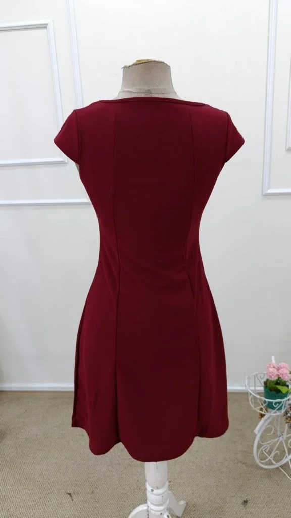 Women's Short-Sleeve Square-Neck Crepe Dress in Dark Red - Janes - by Peralane - photo 6