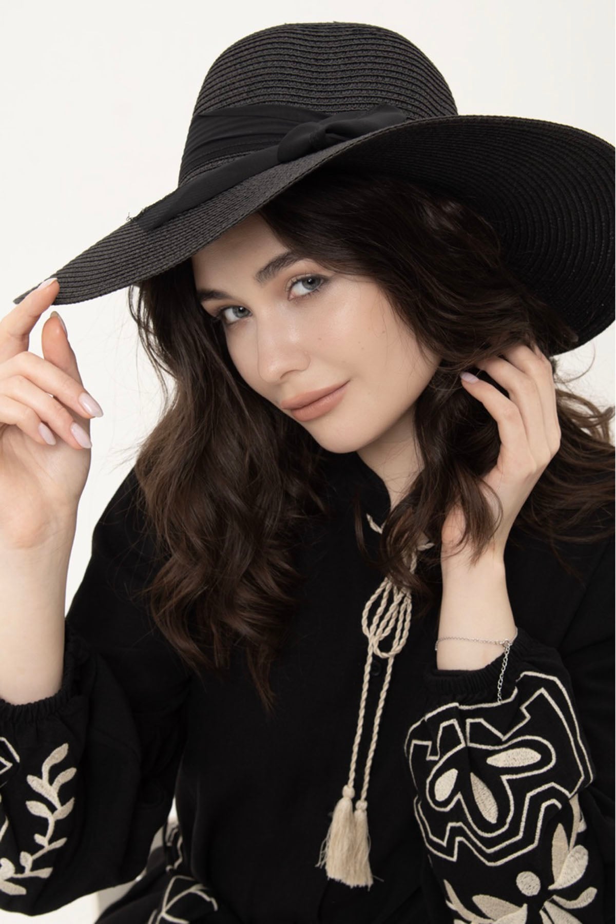 Black Wide-Brim Straw Hat with Bow Detail - Nesvay - by Peralane - photo 2