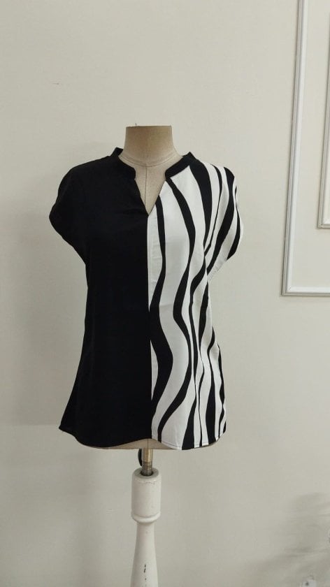 Women's Short-Sleeved Split Neck Woven Viscose Blouse - Janes - by Peralane - photo 4