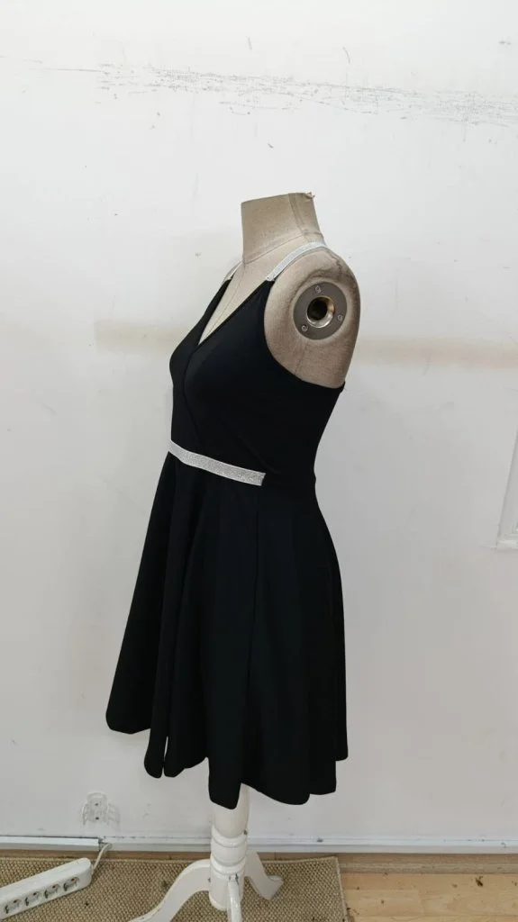 Women's Sleeveless V-Neck Crepe Dress with Cross-Back Detail - Janes - by Peralane - photo 6