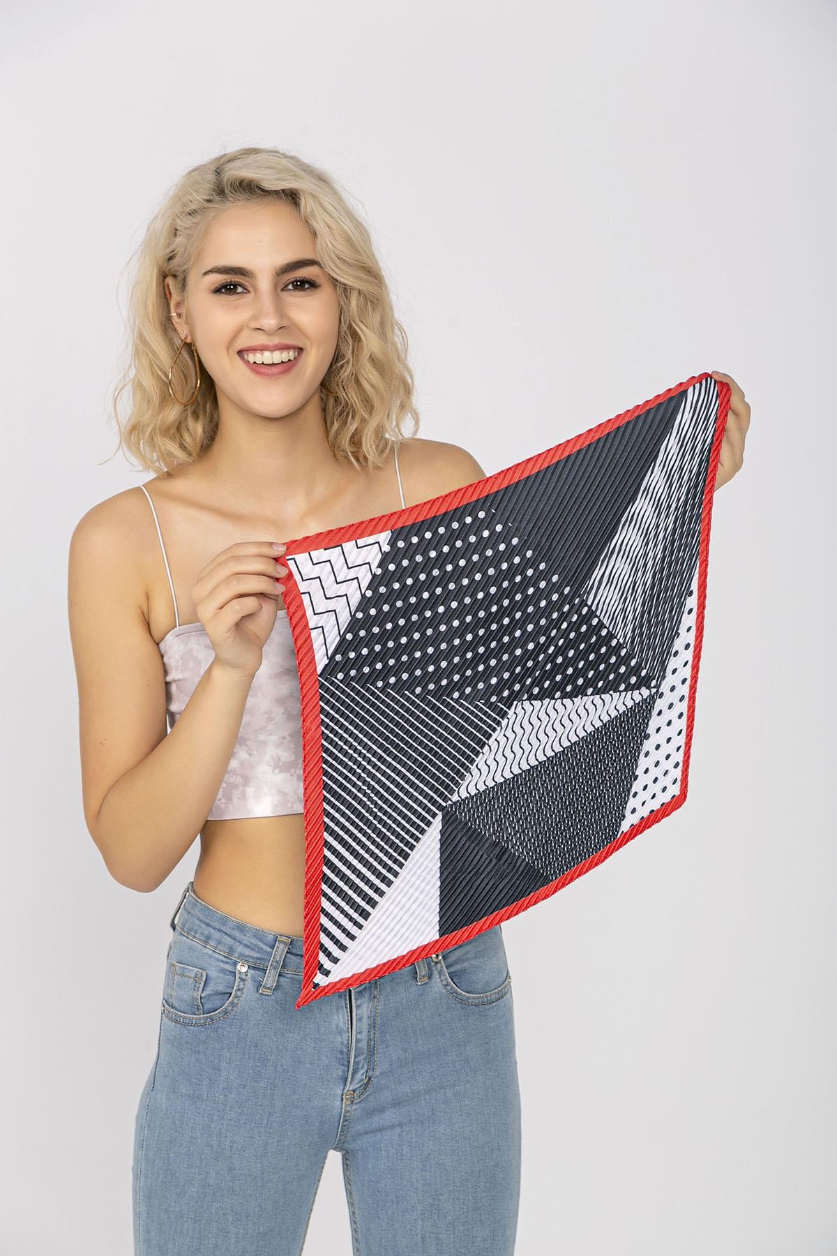 Pleated Geometric Print Black Satin Bandana Scarf 50x50 cm - Nesvay - by Peralane - photo 4