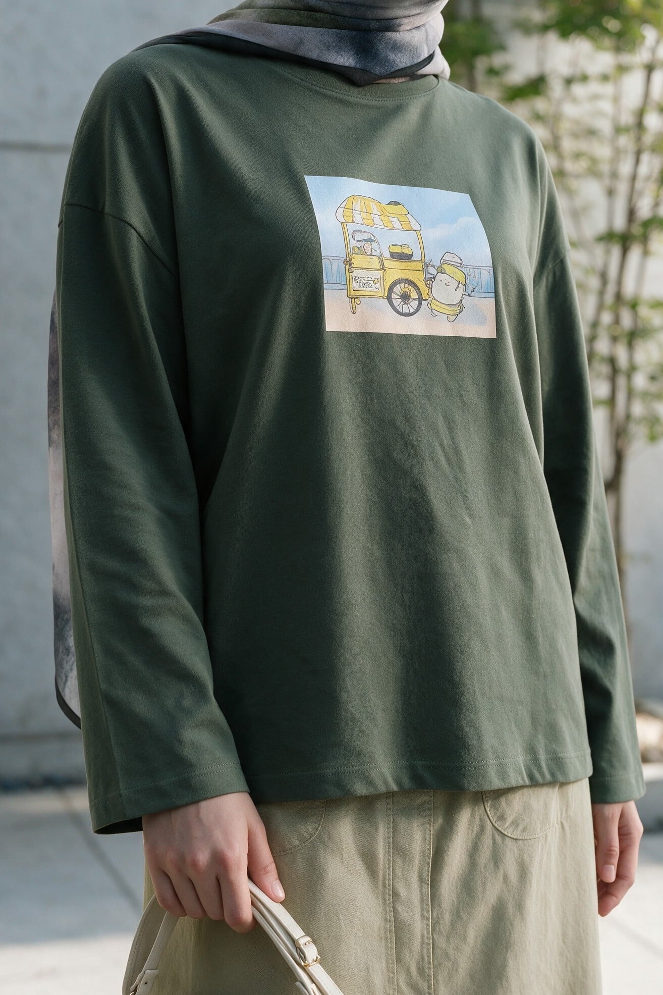 Olive Green Graphic Print Women's Cotton Sweatshirt - Relaxed Fit - Podyumplus - by Peralane - photo 3