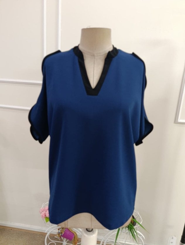 Women's Short-Sleeve V-Neck Crepe Blouse with Shoulder Cut-Outs - Janes - by Peralane - photo 4