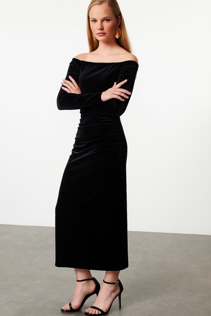 Women's Long-Sleeved Off-Shoulder Velvet Midi Dress in Black - Janes - by Peralane - photo 2
