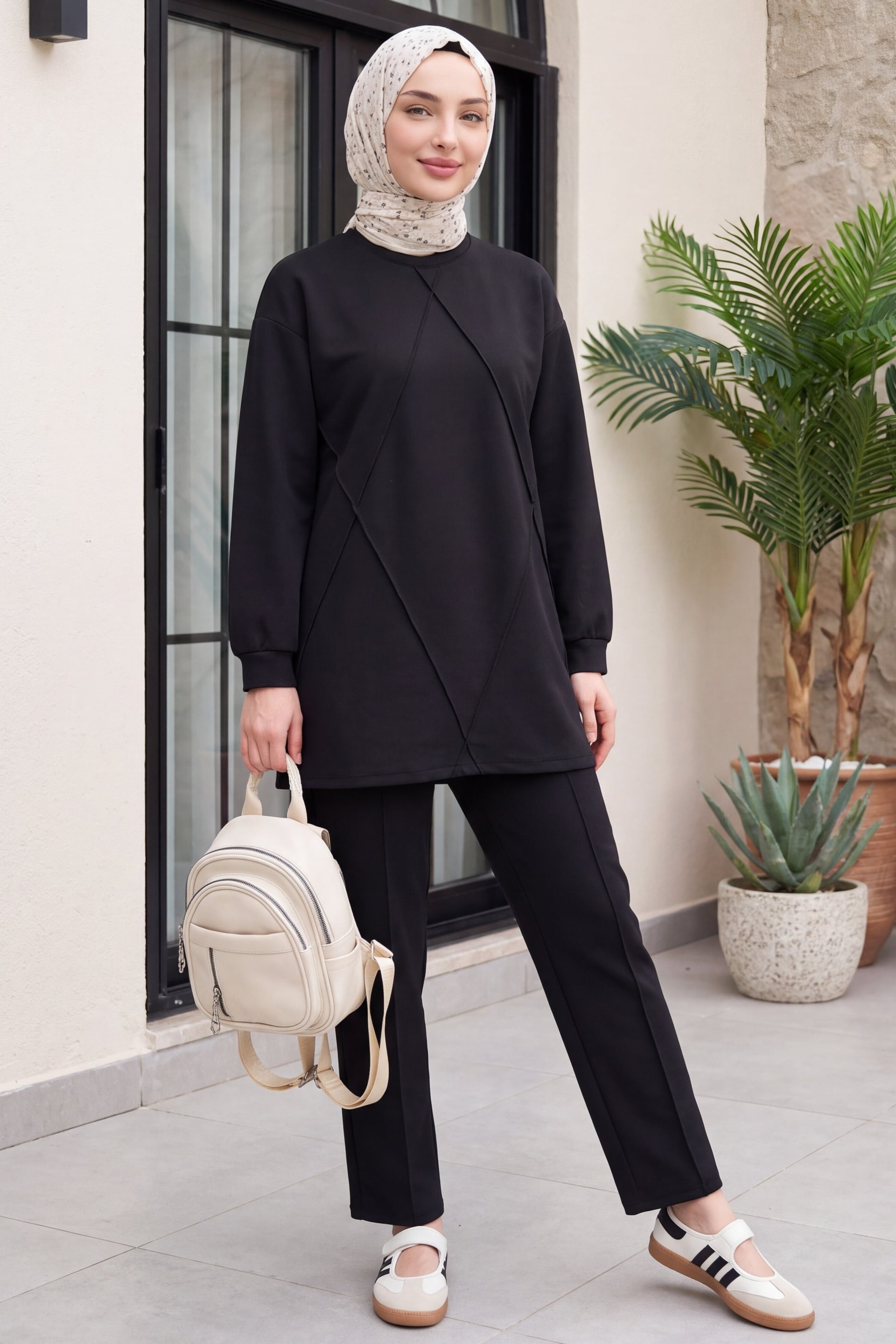 Black Long-Sleeved Sweatshirt and Trousers Co-ord Set - Podyumplus - by Peralane