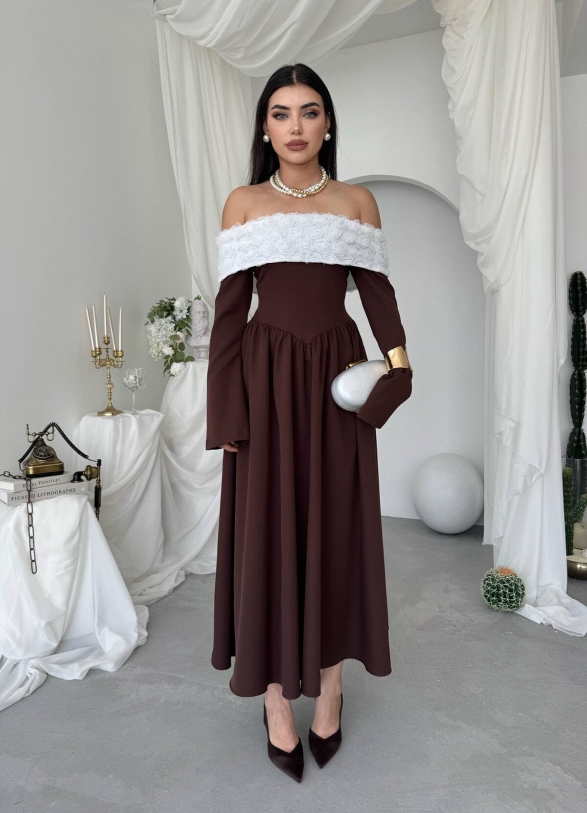 Off-Shoulder Long-Sleeve Dress in Dark Brown with Rose Pattern - Etika - by Peralane - photo 6