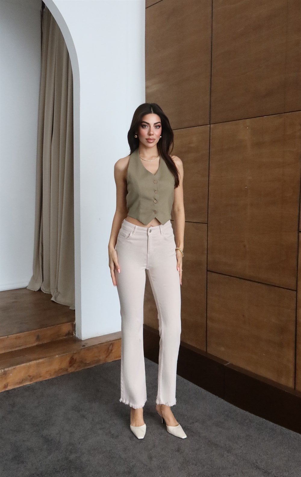High Waist Frayed Hem Beige Jean Trousers with Olive Vest Set - Lacarino Jeans - by Peralane - photo 2