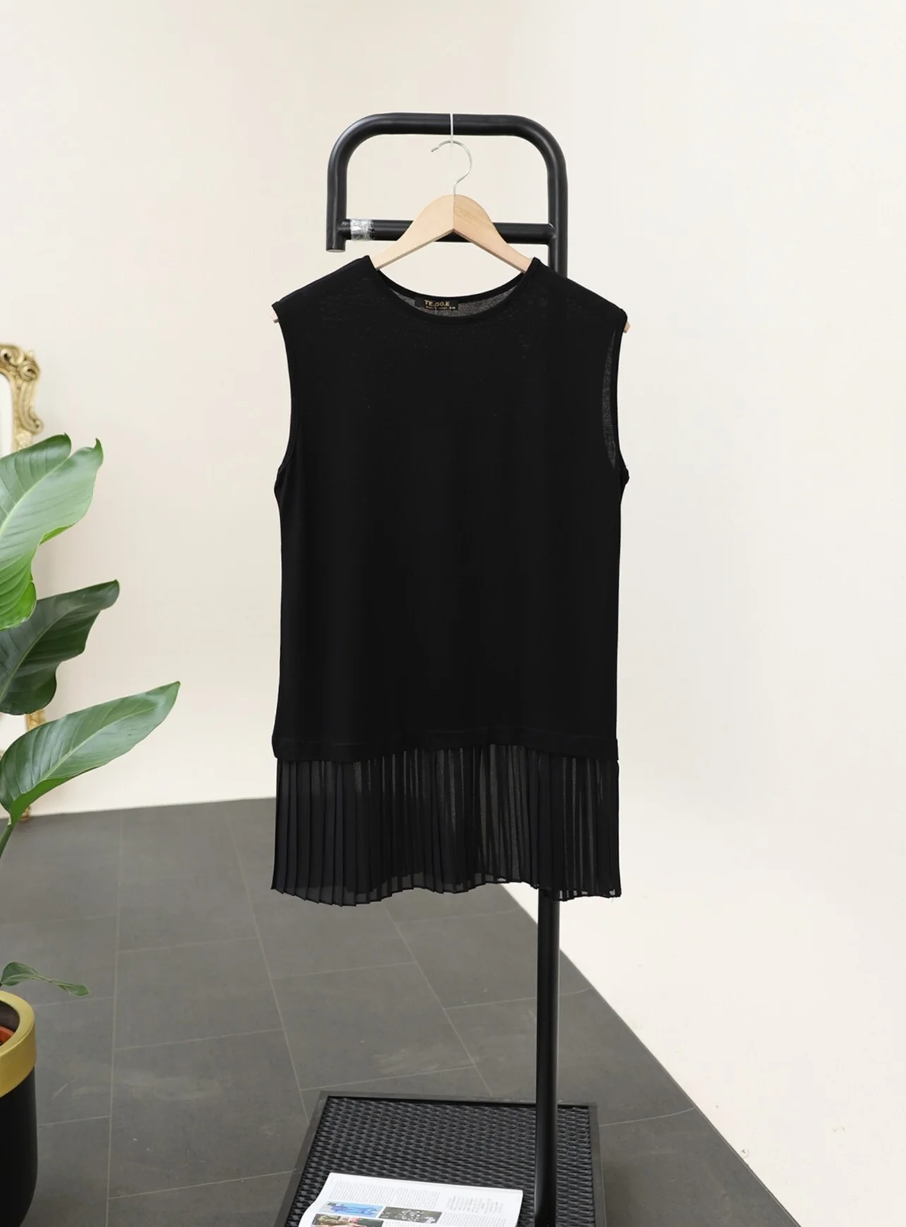 Black Sleeveless T-Shirt with Pleated Chiffon Hem - Podyumplus - by Peralane - photo 3