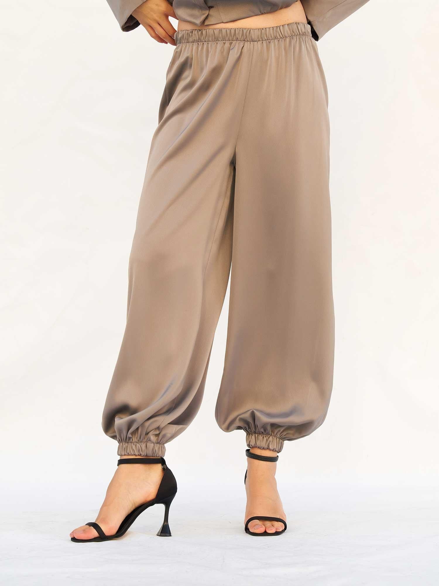 Two-Piece Taupe Satin Loungewear Set with Mandarin Collar Top and Relaxed Trousers - Lefon - by Peralane - photo 8