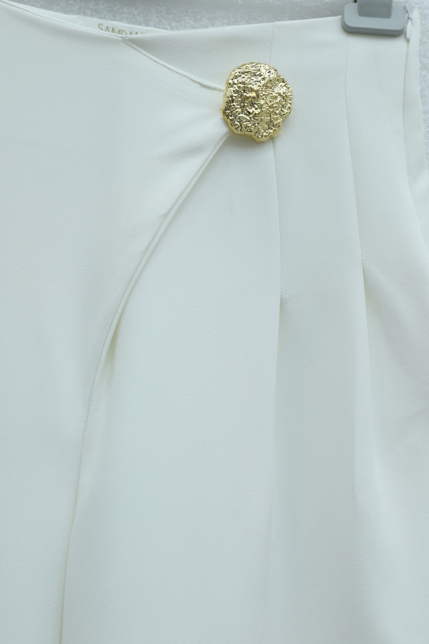 White Wide-Leg Crepe Trousers with Side Zipper and Brooch Detail - Podyumplus - by Peralane - photo 5