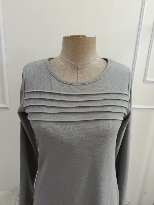 Women's Long-Sleeved Round Neck Dress with Pintuck Detail - Janes - by Peralane - photo 6