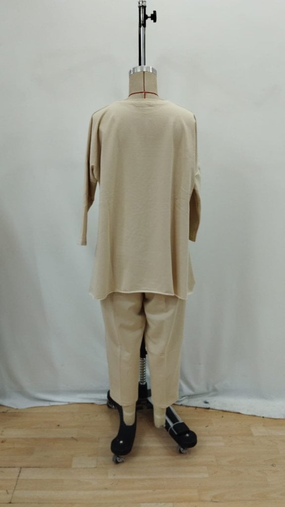 Women's Two-Piece Lounge Set in Beige with Badge Detail - Janes - by Peralane - photo 5