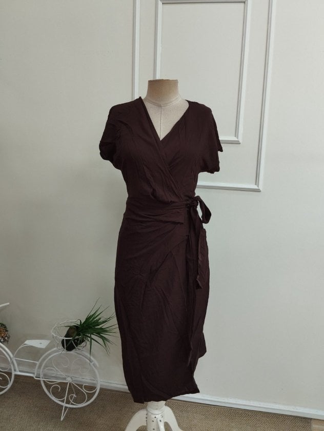 Women's Short-Sleeve Wrap Midi Dress with Waist Tie in Dark Brown - Janes - by Peralane - photo 6