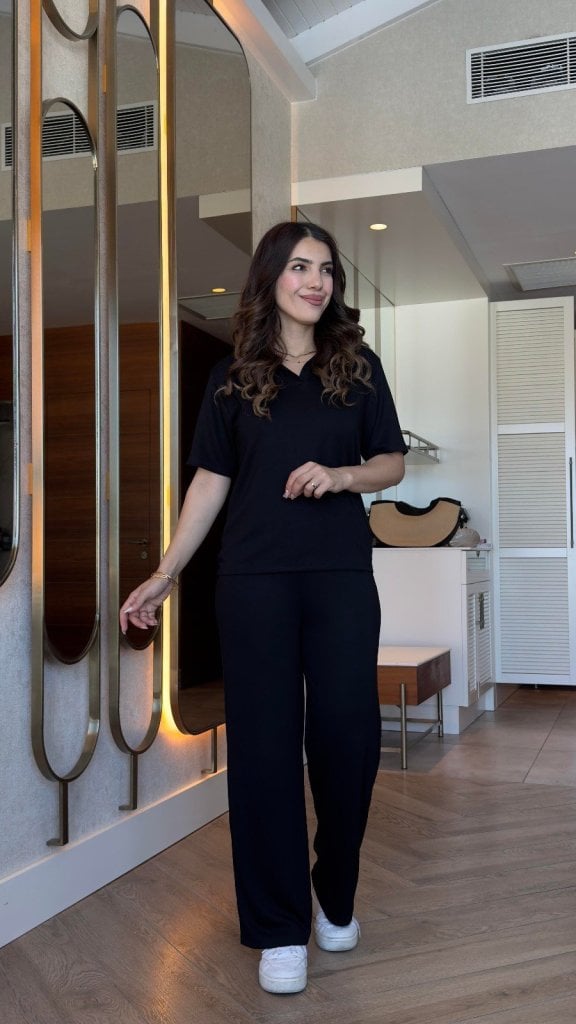 Women's Black V-Neck Short-Sleeve Blouse and Wide-Leg Trousers Two-Piece Set - Janes - by Peralane - photo 4