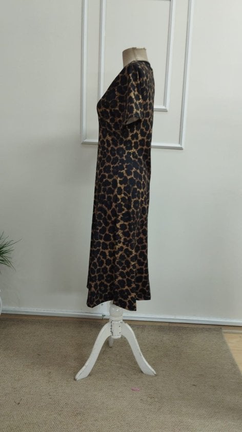 Women's Short-Sleeve V-Neck Leopard Print Midi Jersey Dress - Janes - by Peralane - photo 5