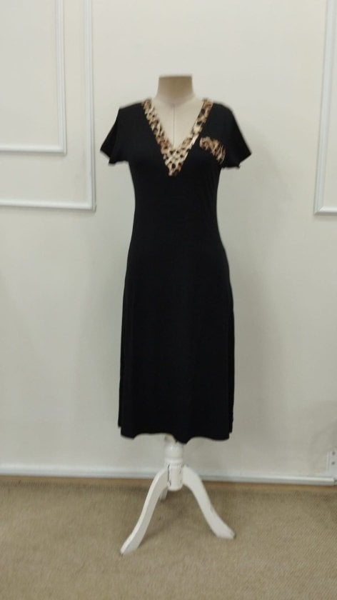 Women's Short-Sleeved V-Neck Midi Viscose Dress with Leopard Print Pocket - Janes - by Peralane - photo 5