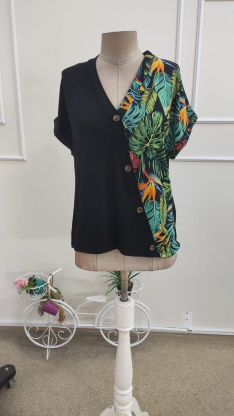 Women's Short Sleeve V-Neck Front Button Blouse with Leopard Detail in Viscose - Janes - by Peralane - photo 4