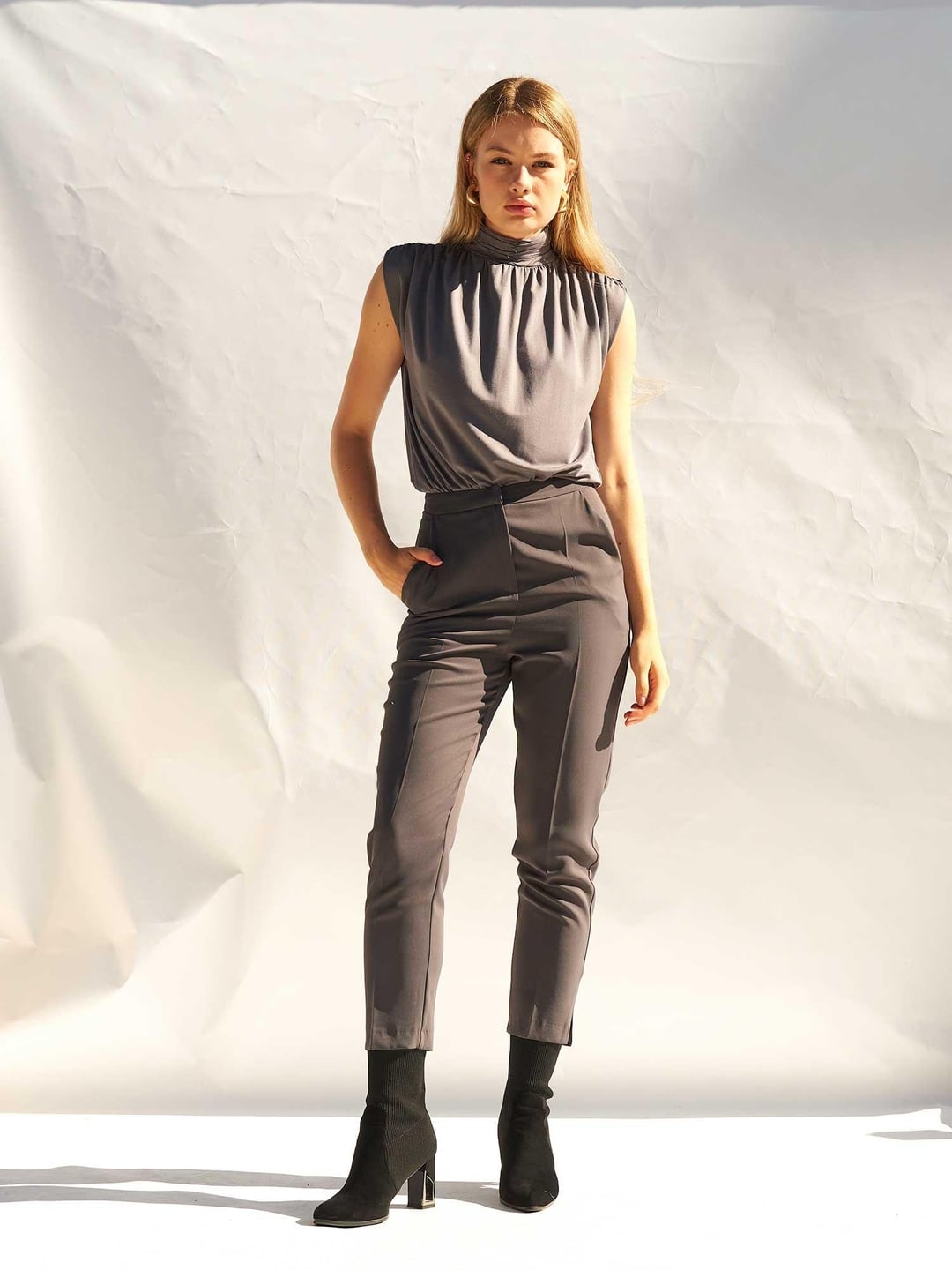 High-Waist Slit Detail Carrot Trousers - Lefon - by Peralane