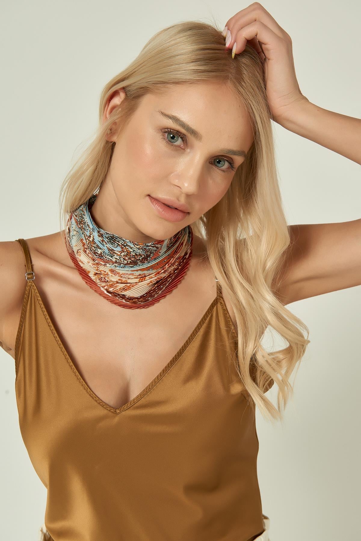 Pleated Satin Bandana Scarf with Earth-Tone Print 50x50 cm - Nesvay - by Peralane