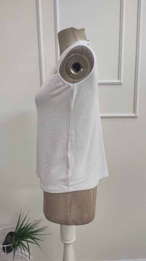 Women's Sleeveless White Round Neck Lace Detail Viscose Blouse - Janes - by Peralane - photo 5