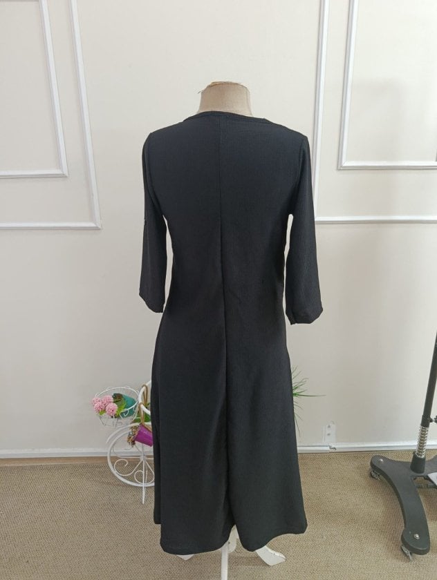 Women's V-Neck Short-Sleeve Midi Dress in Black - Janes - by Peralane - photo 5