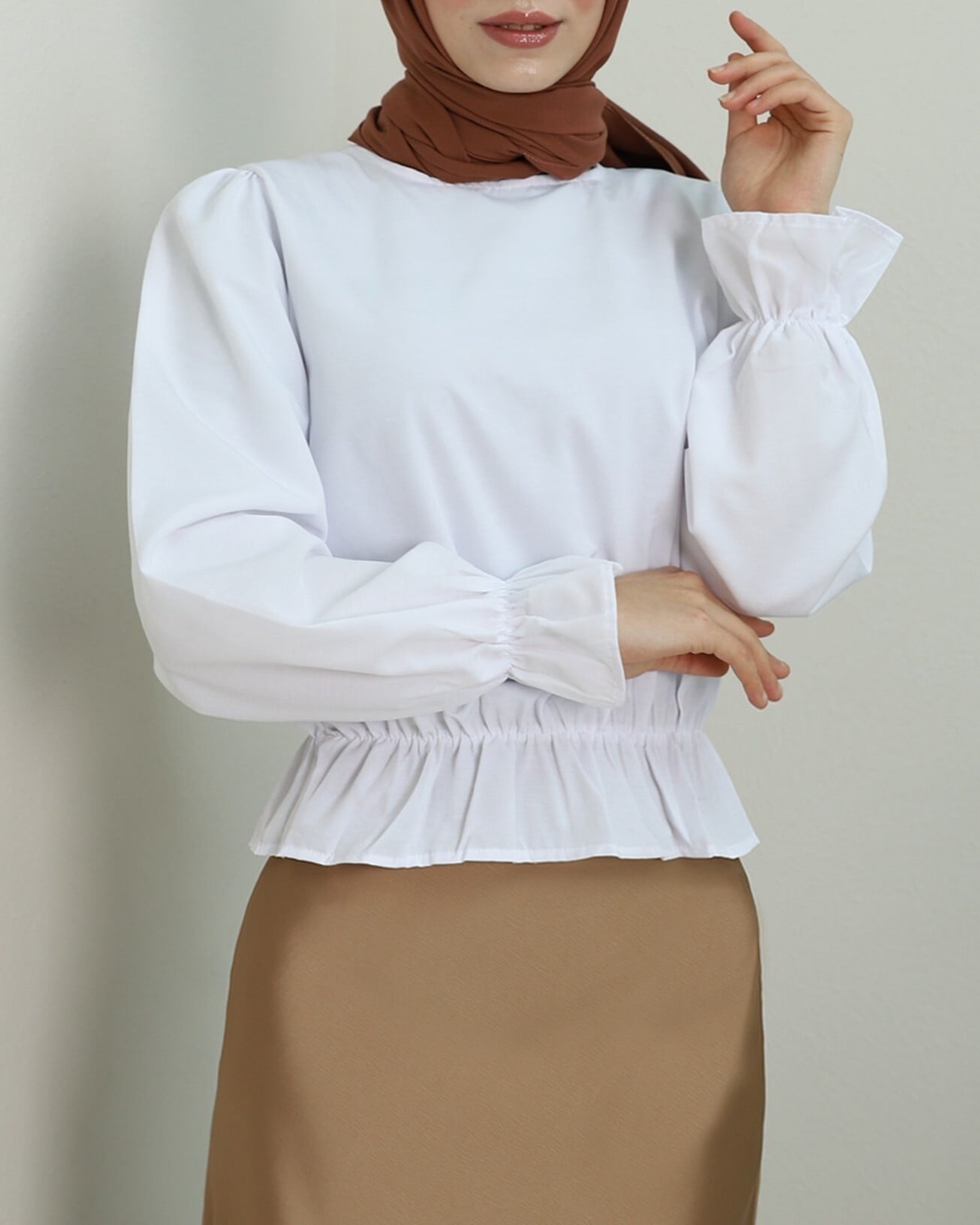 White Poplin Blouse with Ruffled Cuffs and Elasticated Waist - Podyumplus - by Peralane - photo 2