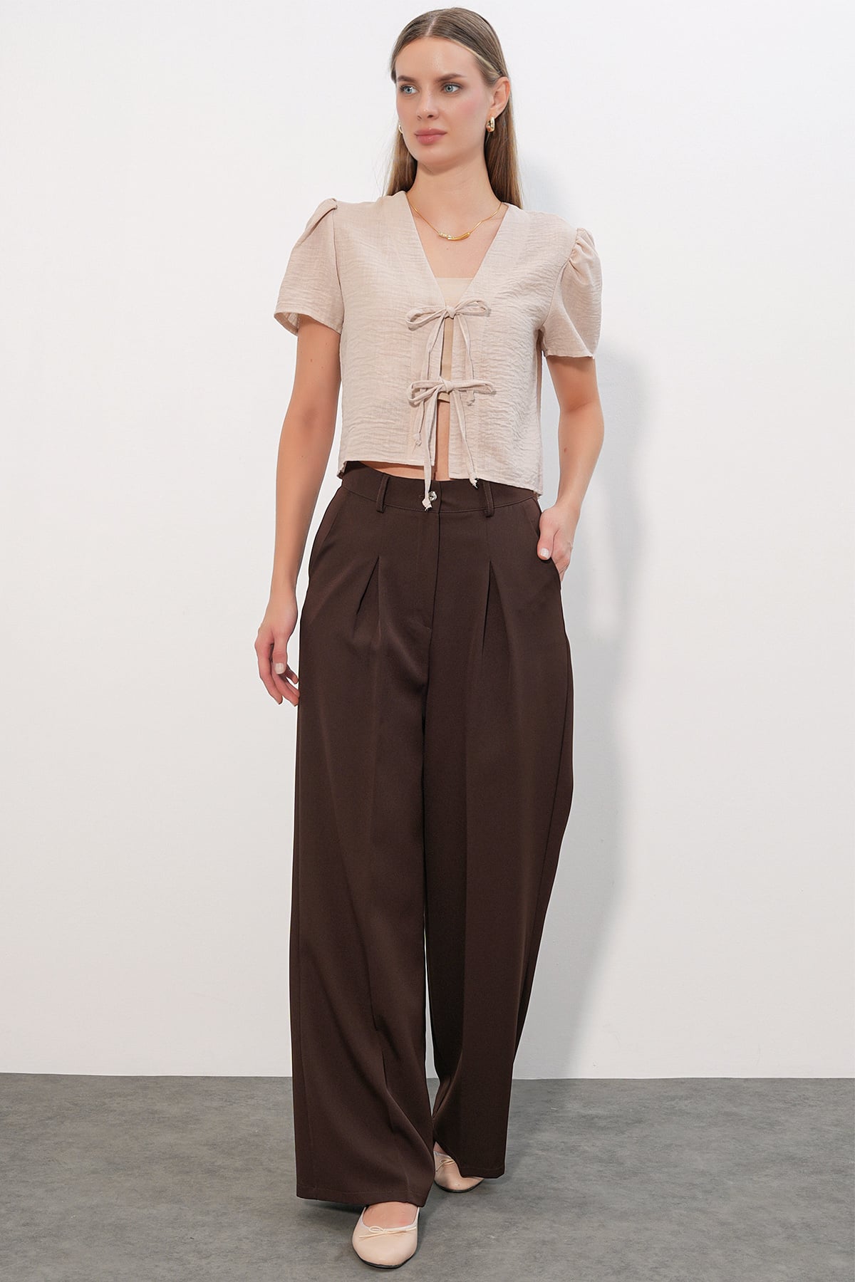 Women's Short-Sleeve Crop Blouse - Beige - Bigdart - by Peralane