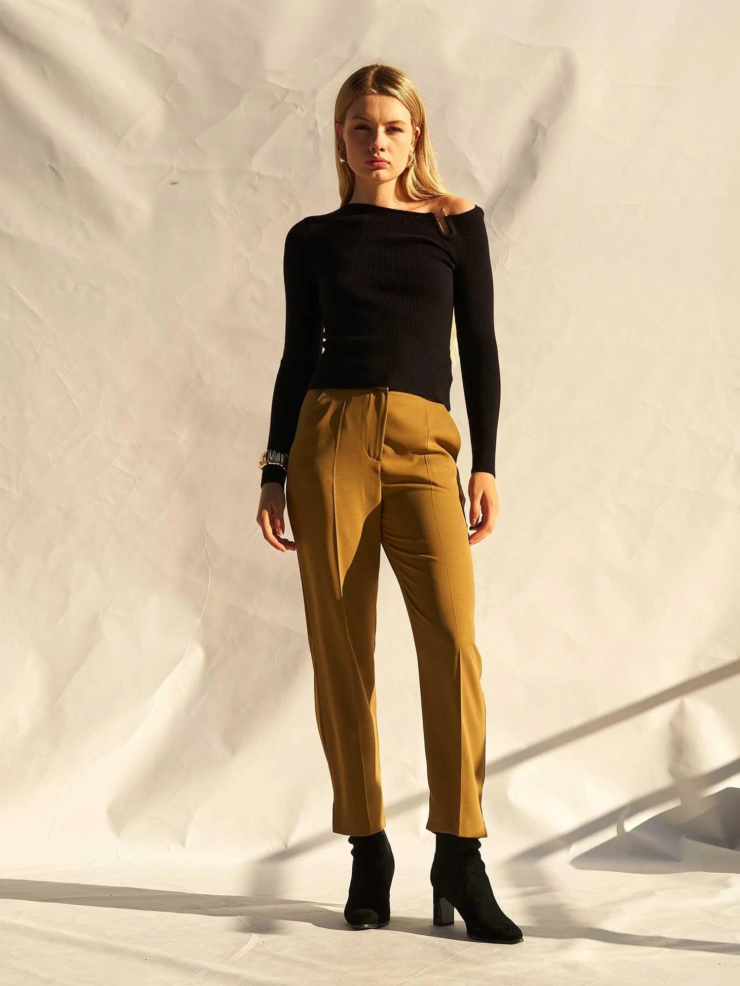 High Waist Slit Detail Carrot Trousers - Lefon - by Peralane