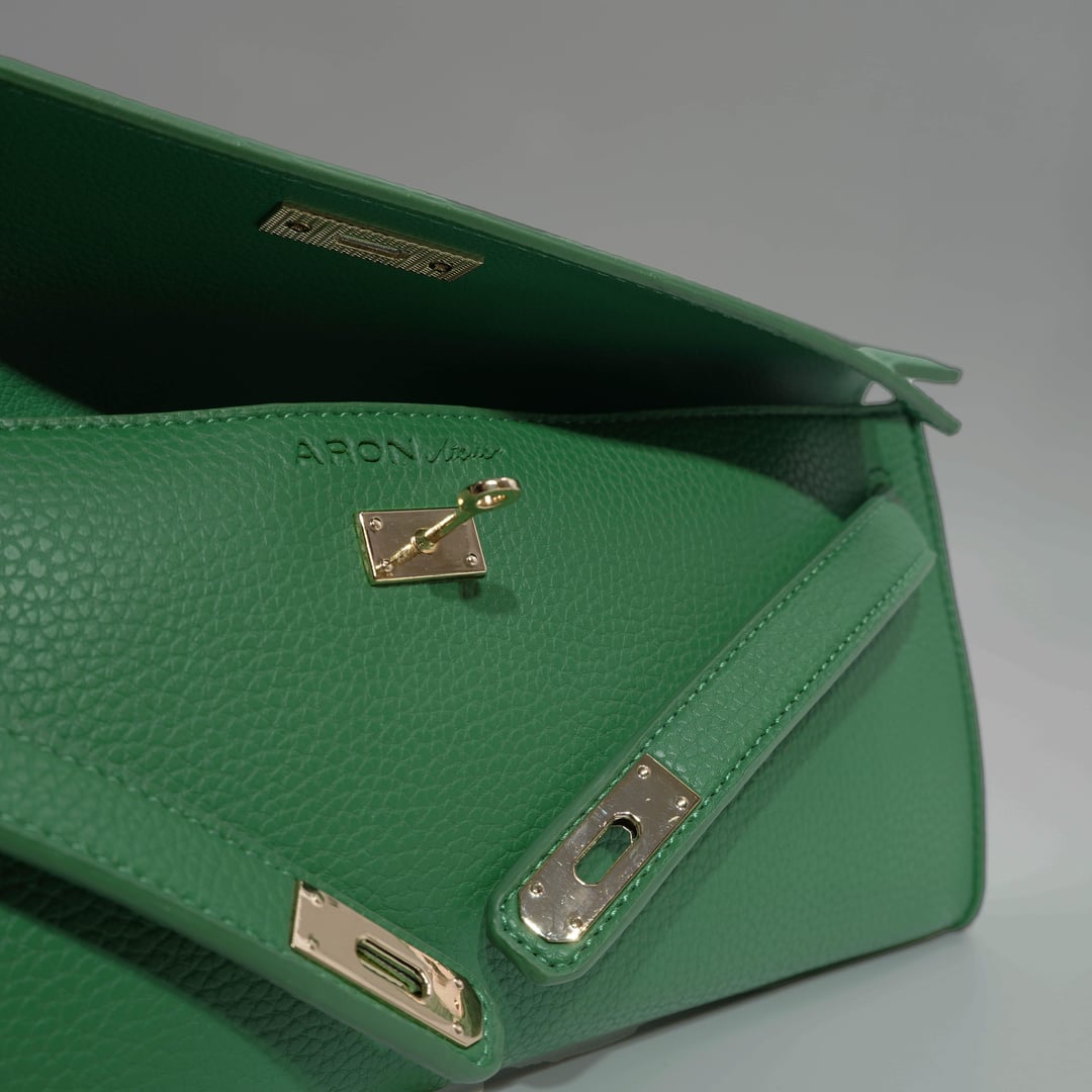 Women's Green Pebbled Leather Handbag with Gold-Tone Chain Strap - Aron Atelier - by Peralane - photo 6