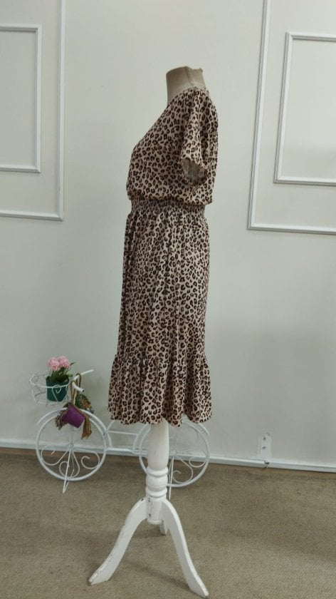 Women's V-Neck Short-Sleeve Smocked Waist Tiered Midi Dress with Leopard Print - Janes - by Peralane - photo 5