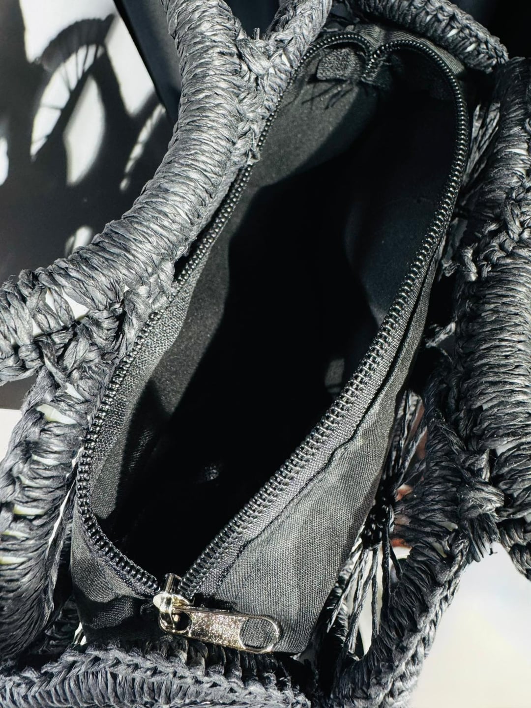 Black Woven Straw Handbag with Circular Handle - Nesvay - by Peralane - photo 4