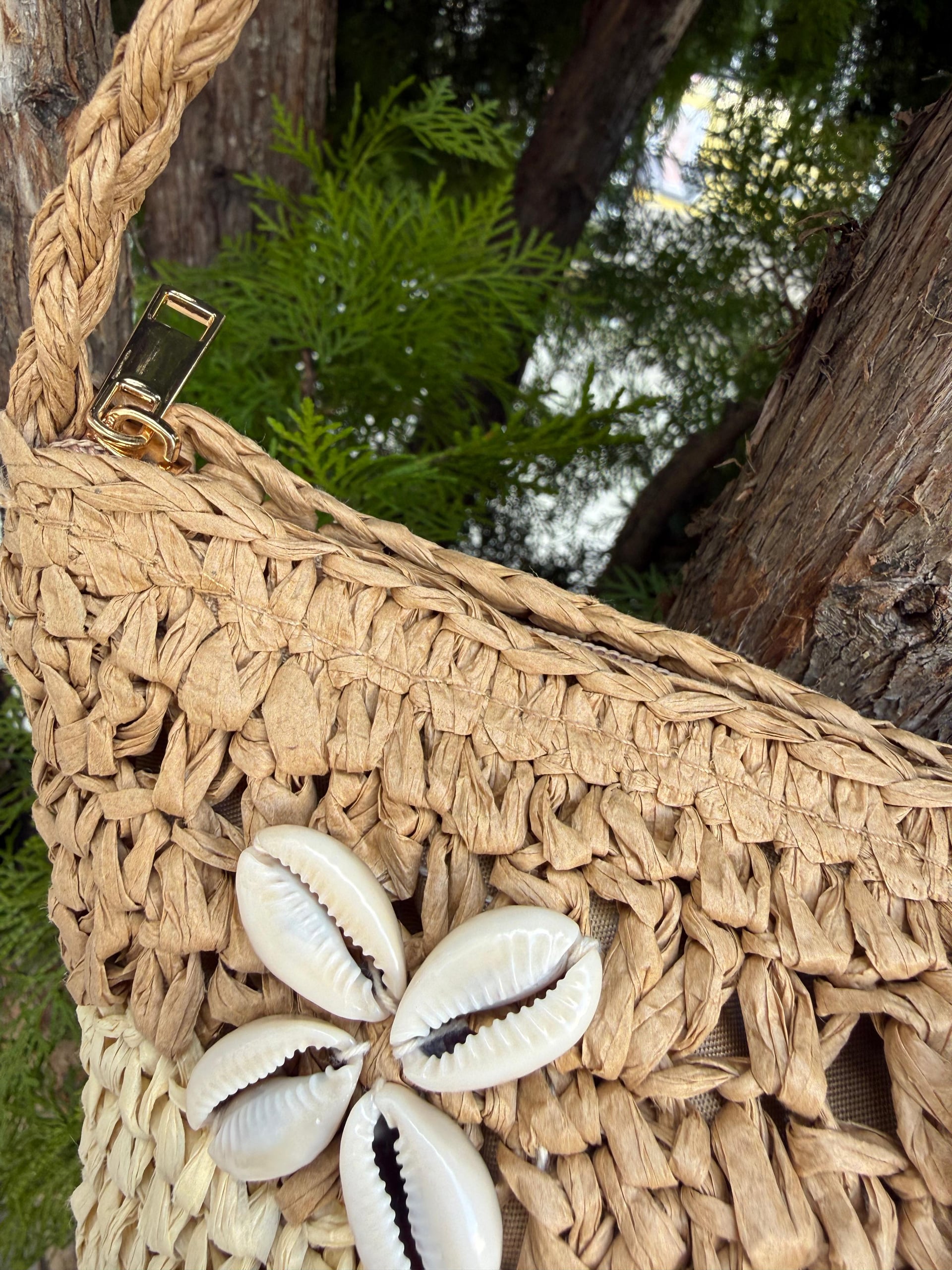 Natural Straw Handbag with Cowrie Shell Detail - 28x21 cm - Nesvay - by Peralane - photo 2