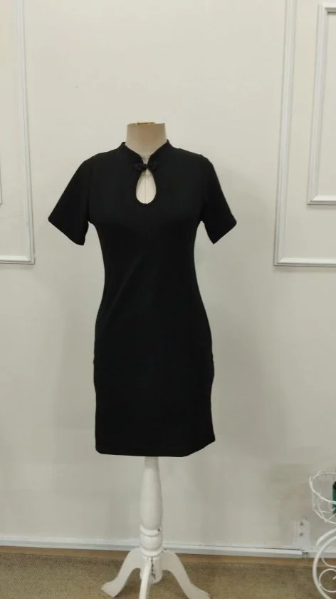 Women's Short-Sleeved Black Crepe Dress with Mandarin Collar and Keyhole Detail - Janes - by Peralane - photo 4