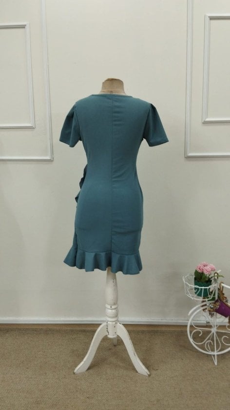 Women's Short-Sleeved Round Neck Crepe Dress with Front Ruffle - Janes - by Peralane - photo 5