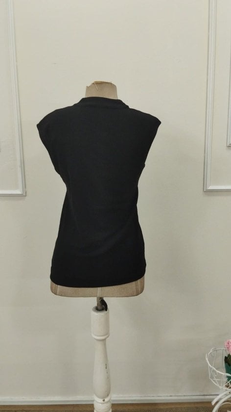 Women's Black Sleeveless Mock Neck Ribbed Knit Blouse with Front Zipper - Janes - by Peralane - photo 6