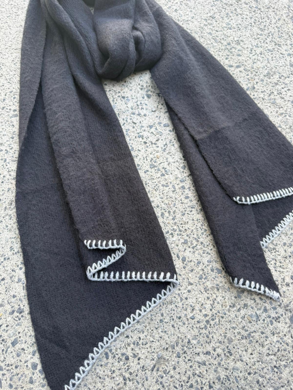 Black Knit Scarf with Grey Trim and Decorative Stitching 43x220 cm - Nesvay - by Peralane - photo 4